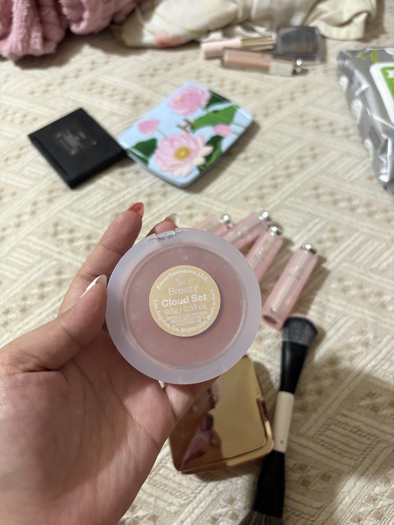 Kosas Brightening Cloud Set Loose Powder Pressed Powder (Category: Makeup) located in Pasay City. Submitted by keynbloom (Listing ID 1470514248, Image 3). Description: fixed price shade: Breezy.