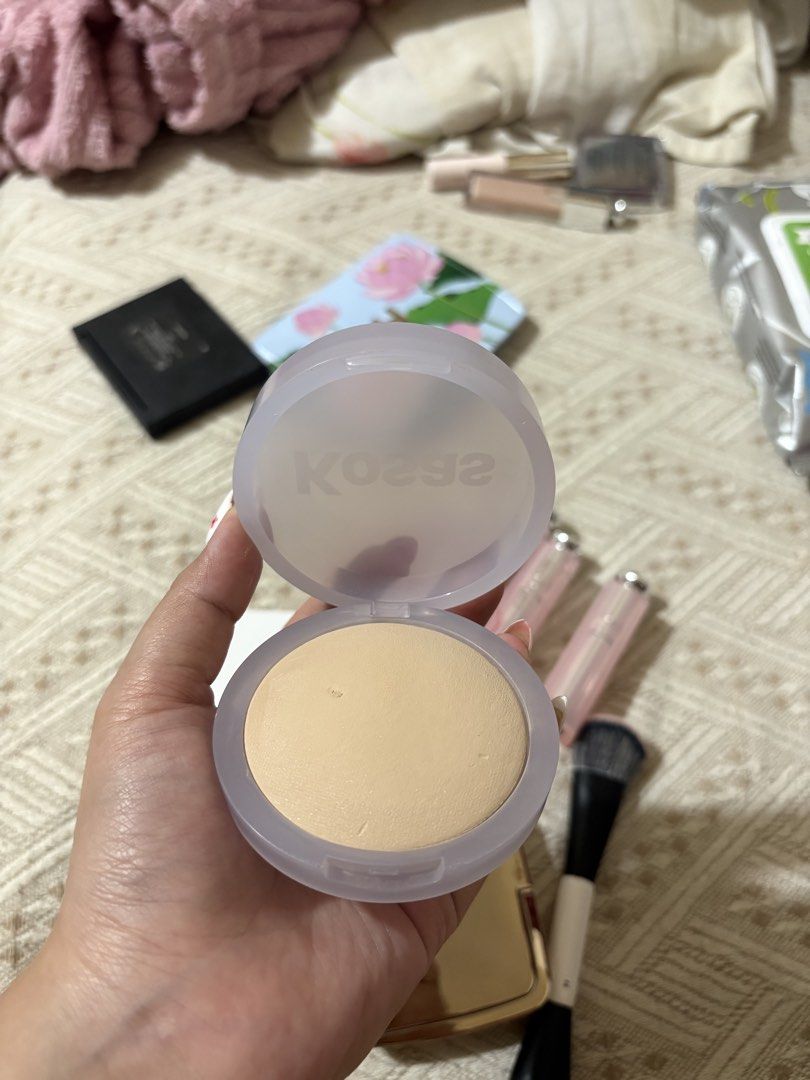 Kosas Brightening Cloud Set Loose Powder Pressed Powder (Category: Makeup) located in Pasay City. Submitted by keynbloom (Listing ID 1470514248, Image 1). Description: fixed price shade: Breezy.
