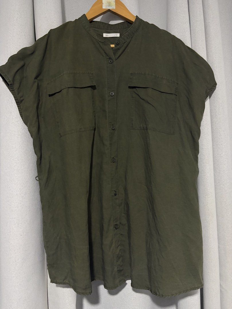 LATIV LINEN BLEND OLIVE SKIPPER BUTTON DOWN (Category: Blouses) located in Iloilo. Submitted by thethriftopia (Listing ID 1470451744, Image 1). Description: SIZE: M COLOR RATE: 10/9.5 DIMES: W24 x L28 Wash and Wear Rewash if necessary Color may vary due to lighting Color rate indicated on description Disclaimer: Manage your expectations since this is a pre-loved item. Thank you so much. MOP GCASH and Bank Transfer SHIP VIA JNT EXPRESS STRICTLY NO