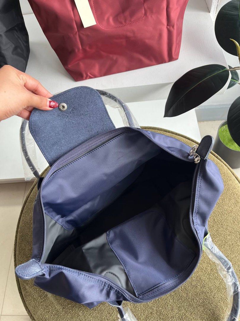 LC One Color Large🏇🏻 (Category: Shoulder Bags) located in Binan City. Submitted by pinkykeenshop (Listing ID 1470406428, Image 2). Description: .