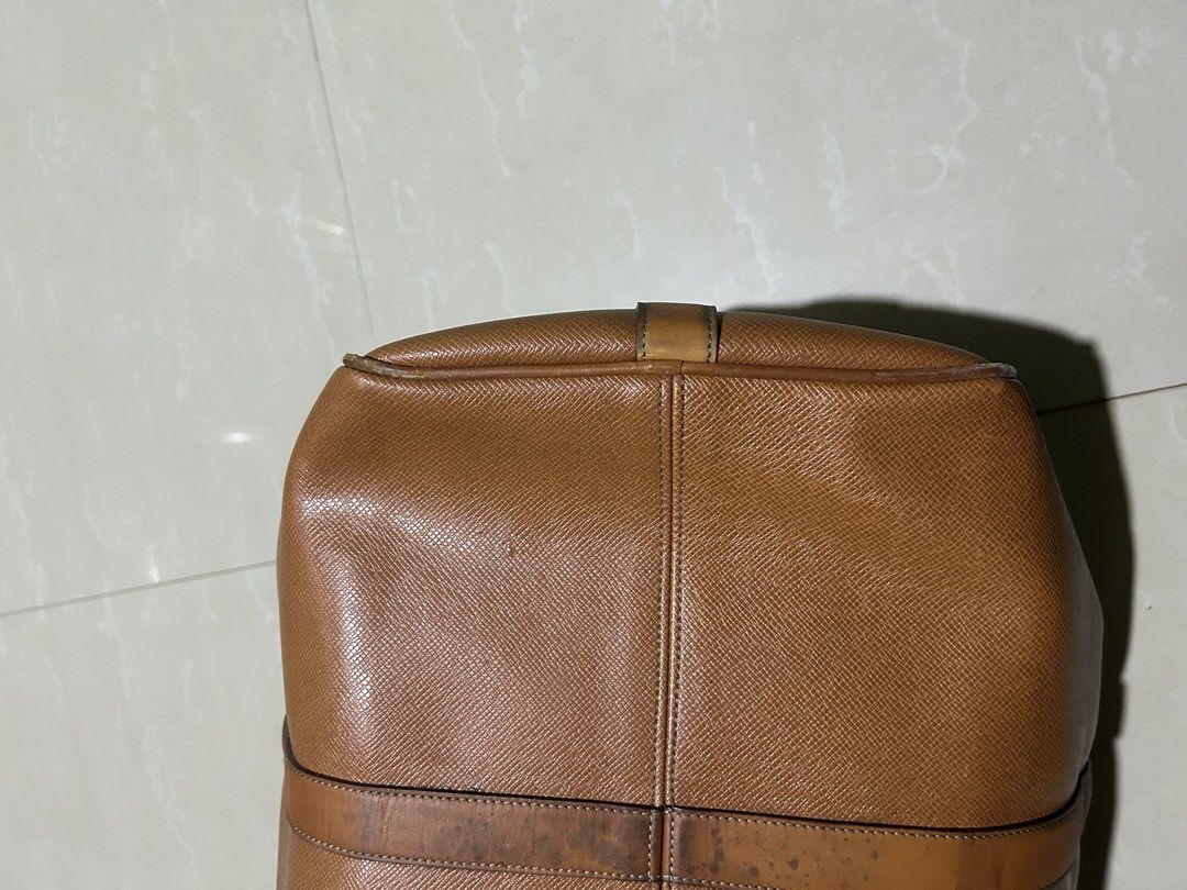 LEATHER DUFFLE BAG (Category: Belt bags, Clutches and Pouches) located in Manila. Submitted by findswearv2_ (Listing ID 1470390831, Image 3). Description: DM TI OTHER DETAILS 📍Cavite .