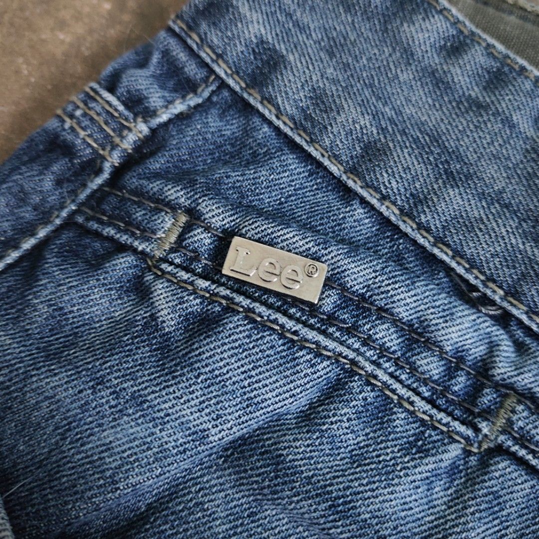Lee Denim Shorts Regular Fit (Category: Shorts) located in Rosales. Submitted by kudoscache (Listing ID 1470430480, Image 3). Description: - Brand: Lee - Waist: 32-34 | Length: 21.5 - Color: Dark Blue - slightly nego payment: maribank / gotyme courier: J&T.