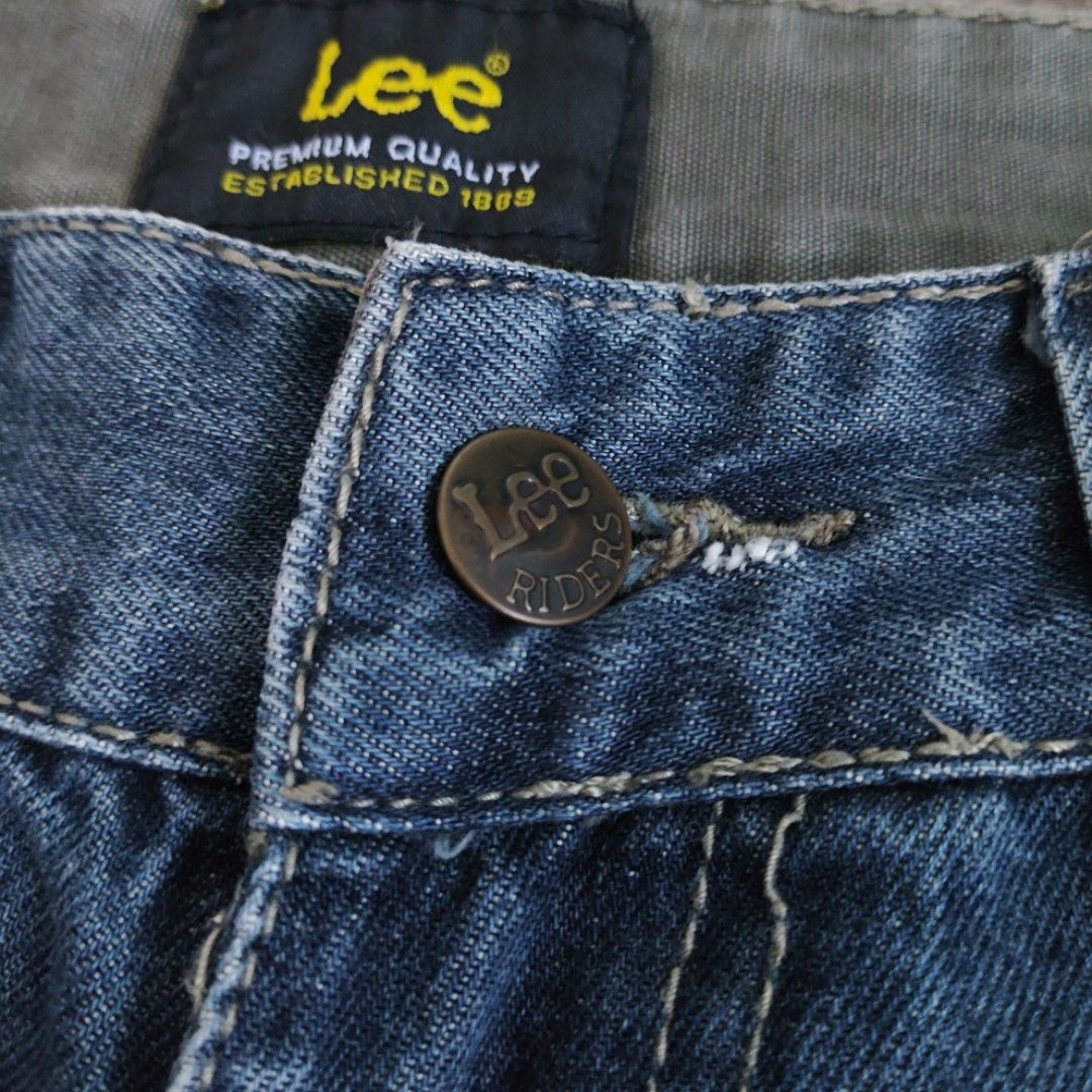 Lee Denim Shorts Regular Fit (Category: Shorts) located in Rosales. Submitted by kudoscache (Listing ID 1470430480, Image 2). Description: - Brand: Lee - Waist: 32-34 | Length: 21.5 - Color: Dark Blue - slightly nego payment: maribank / gotyme courier: J&T.