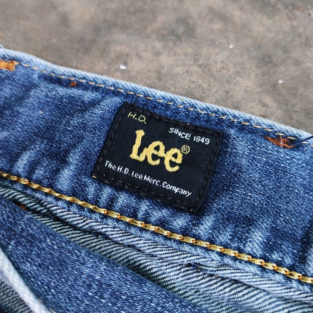 Lee Slim Fit Denim Shorts (Category: Shorts) located in Rosales. Submitted by kudoscache (Listing ID 1470430481, Image 3). Description: - Brand: Lee - Waist: 32-34 | Length: 20 - Color: Light blue - slightly nego payment: maribank / gotyme courier: J&T.
