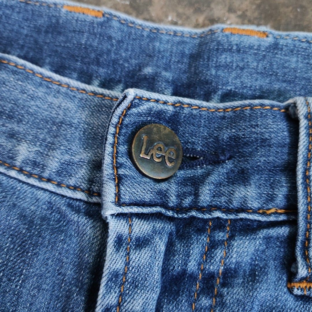Lee Slim Fit Denim Shorts (Category: Shorts) located in Rosales. Submitted by kudoscache (Listing ID 1470430481, Image 2). Description: - Brand: Lee - Waist: 32-34 | Length: 20 - Color: Light blue - slightly nego payment: maribank / gotyme courier: J&T.