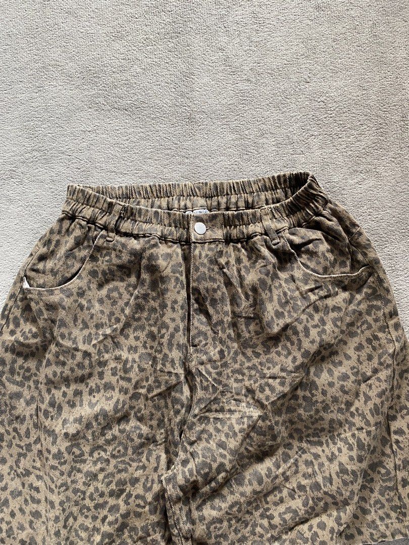 Leopard Jorts (Category: Shorts) located in Ozamiz City. Submitted by thriftnikael (Listing ID 1470515952, Image 3). Description: waist: 26-36 length: 21 thigh: 16 hem: 15 Color rate: 10/10 Condition: 10/10 Issue: na .