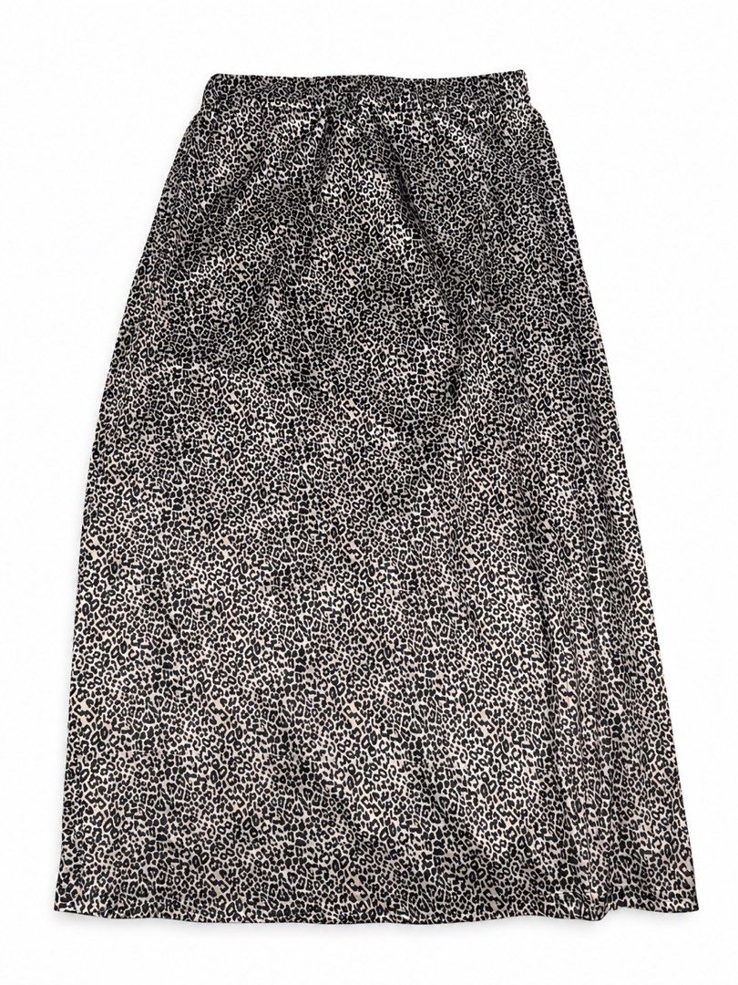 Leopard Print Midi Skirt (Category: Skirts) located in Cabanatuan. Submitted by wantsomethrifts (Listing ID 1470543196, Image 1). Description: Chic leopard print midi skirt featuring a comfy elastic waistband and lightweight, easy slip-on fabric. Perfect for pairing with your favorite basic tees or tank tops..