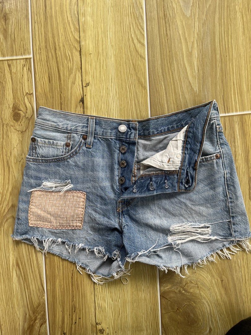 Levi's 501 Mid Thigh Shorts (Category: Shorts) located in Buenavista. Submitted by jamesthrift0001 (Listing ID 1470372421, Image 1). Description: .