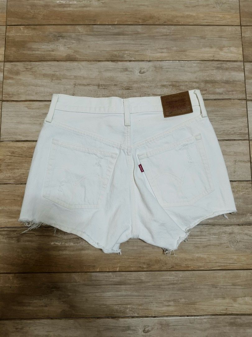Levis 501 Premium high waist short (Category: Shorts) located in Siniloan. Submitted by talktotheroses (Listing ID 1470484604, Image 1). Description: like new no issue.