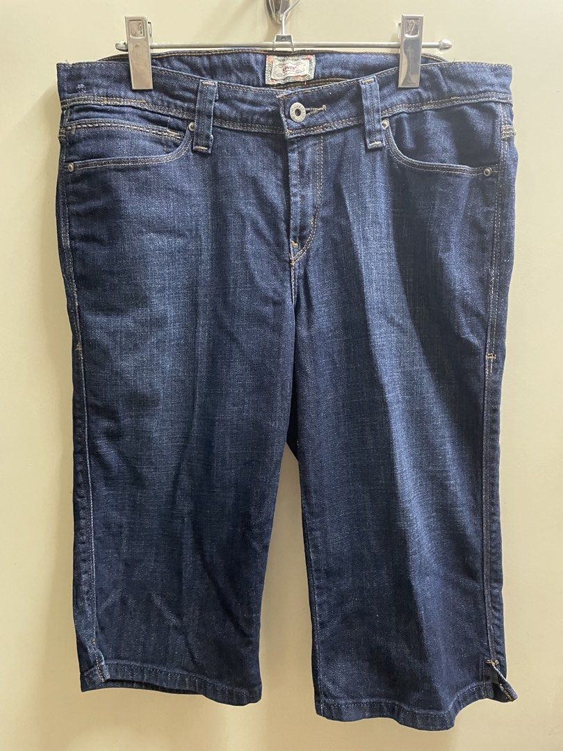 Levi’s 545 Capri Jeans (Category: Jeans) located in Manila. Submitted by lazythrifter.ph (Listing ID 1470359192, Image 1). Description: Size: 10 Waist: 17” Waist to crotch: 9” Inseam: 15”.