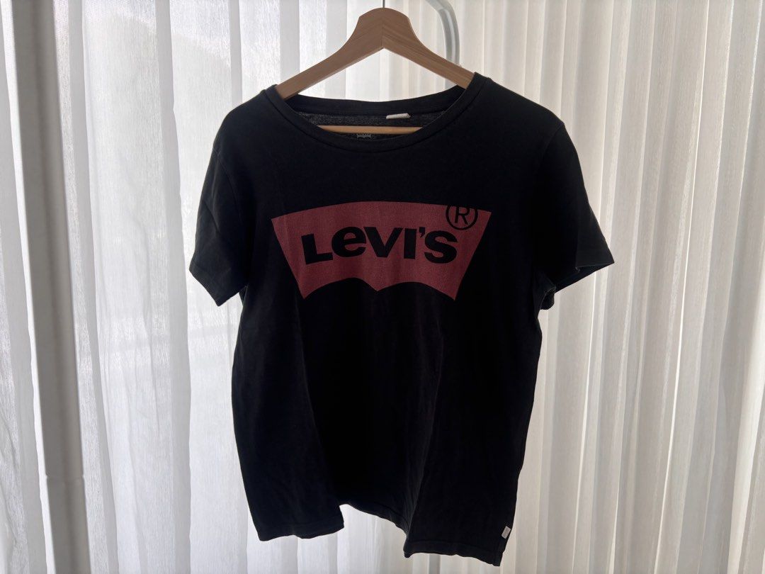 Levi's basic black graphic tee (Category: Tshirts & Polo Shirts ) located in Manila. Submitted by gothclaudia (Listing ID 1470422315, Image 1). Description: - fits S-M frames best - loose fitting shirt, i usually wear it off-shoulder - thrifted it from a flea market in Berlin.