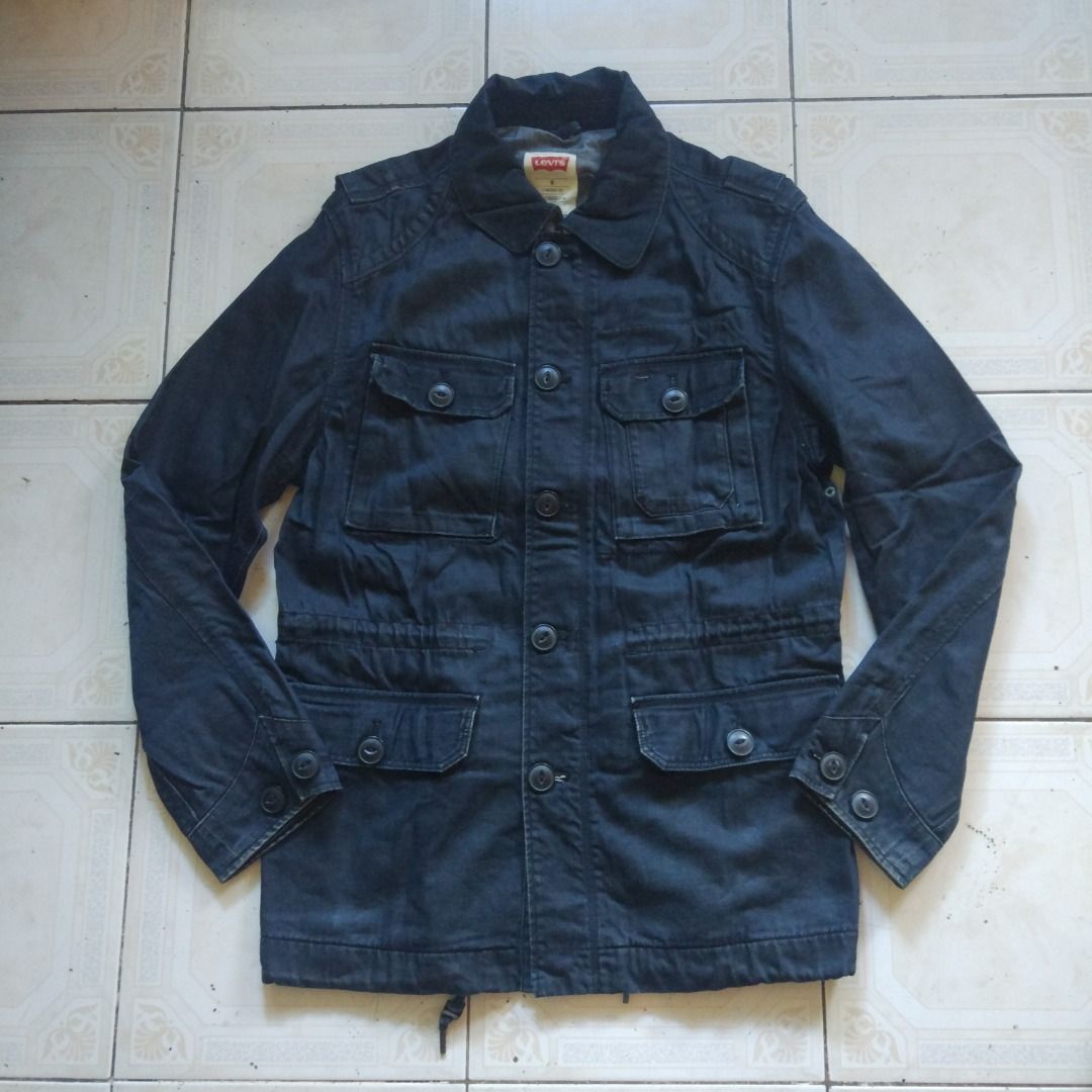 Levis Black Field Jacket M (Category: Coats, Jackets and Outerwear) located in Pasay City. Submitted by denimdude.ph (Listing ID 1470414127, Image 1). Description: scraches on sleeve. last pic.