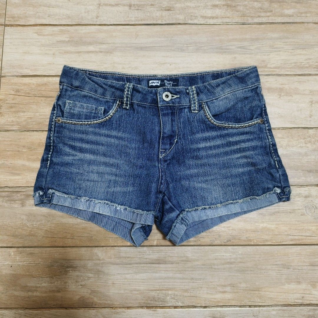 Levis cuffed stretch denim short (Category: Shorts) located in Siniloan. Submitted by talktotheroses (Listing ID 1470485135, Image 2). Description: no issue.