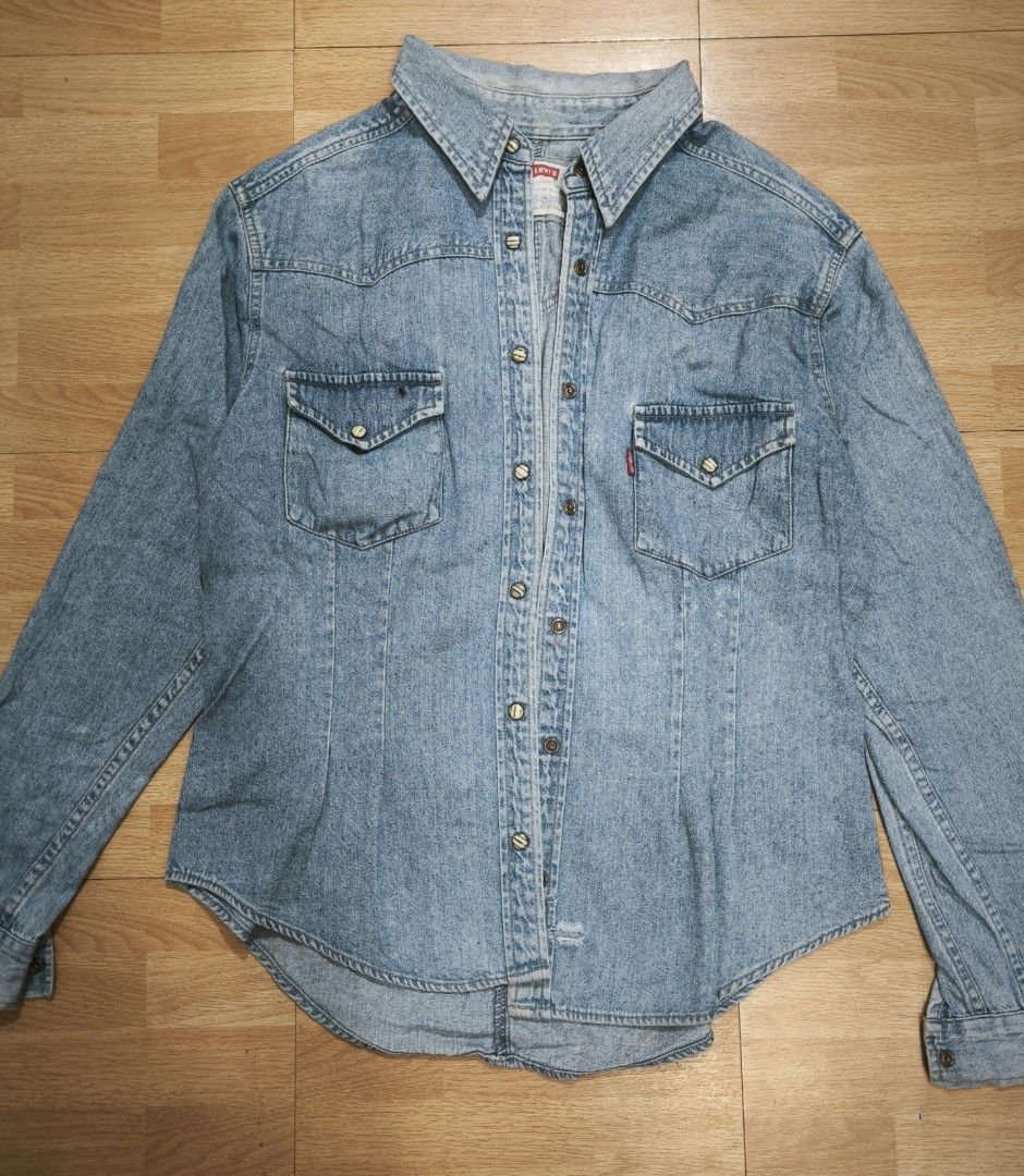 Levi's denim jacket (women's) (Category: Coats, Jackets and Outerwear) located in Manila. Submitted by wearforce (Listing ID 1470497404, Image 1). Description: Levi's denim jacket color: denim fit: M-L color rate 9/10 in good condition 450 + sf.