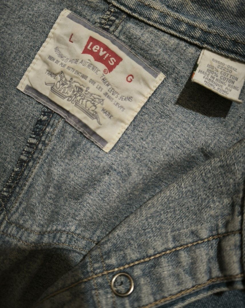 Levi's denim jacket (women's) (Category: Coats, Jackets and Outerwear) located in Manila. Submitted by wearforce (Listing ID 1470497404, Image 3). Description: Levi's denim jacket color: denim fit: M-L color rate 9/10 in good condition 450 + sf.