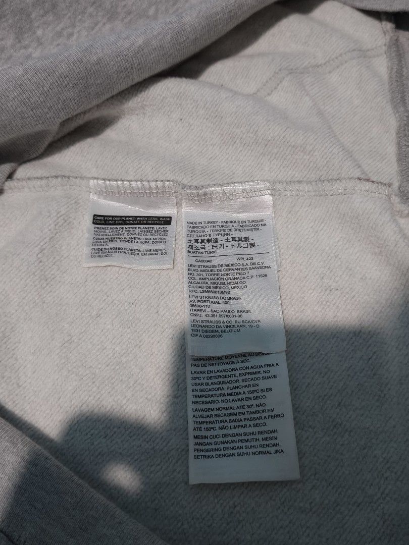 LEVI'S JACKET (Category: Coats, Jackets and Outerwear) located in Butuan. Submitted by miltonpulido (Listing ID 1470454285, Image 3). Description: size small on tag Dimes: 21x28 fit to MEDIUM no issue good as new.