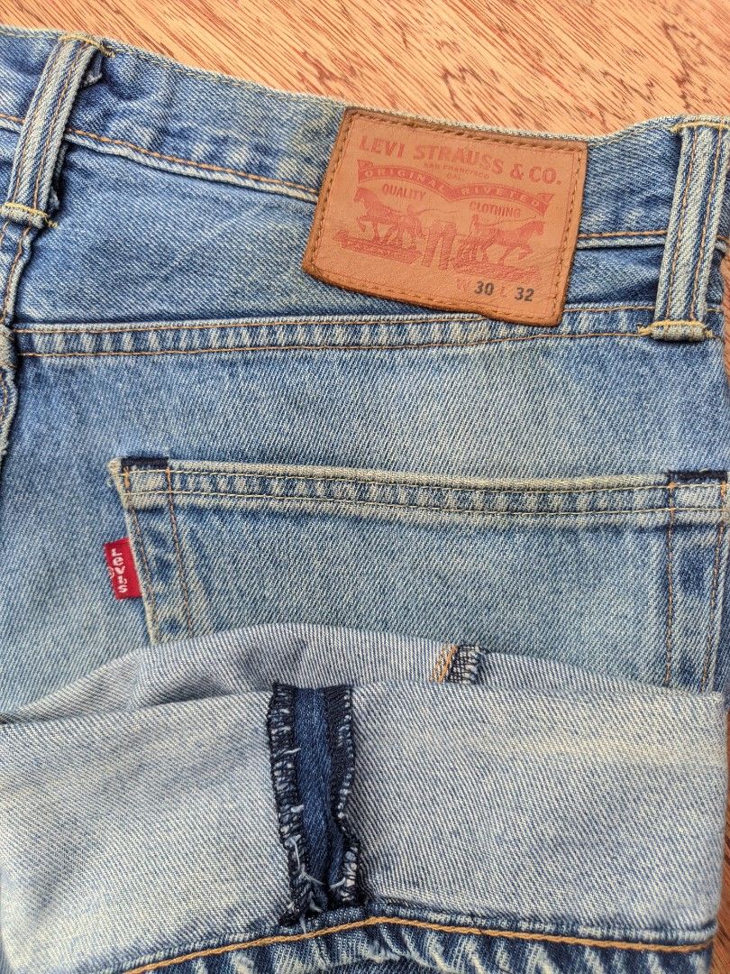 Levi's men's Barrel Jeans (Category: Jeans) located in Kapalong. Submitted by hashhthrift (Listing ID 1470421111, Image 3). Description: issue need wash only excellent condition measurements: waist 33 length 44 thigh 14 hem 8.