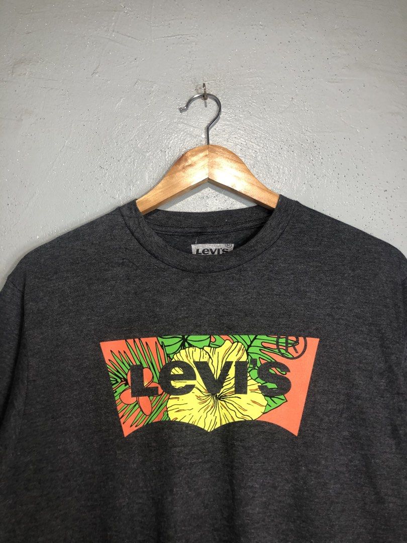 Levi's Tropical Graphic T-shirt (Category: Tshirts & Polo Shirts ) located in Bacong. Submitted by crommermann (Listing ID 1470504110, Image 2). Description: Levis Bnew 🏷️ + 90 shipping fee -Dimes Width 20.5 Length 30 -Condition 9.5/10 -Color Rate 9.5/10 Excellent Condition Color may vary due to lightning Very Presentable when Worn Need Wash Pm/Dm Visayas Dumaguete loc J&T Courier Express 🚛🚛🚛.