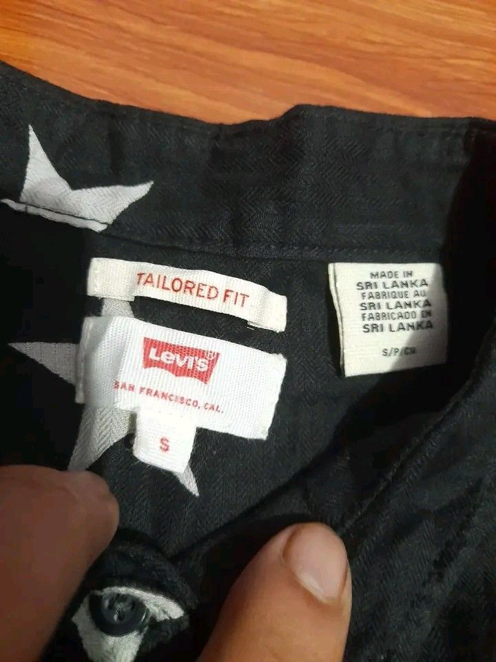 LEVI'S WOMEN'S BUTTON DOWN LONGSLEVE (Category: Coats, Jackets and Outerwear) located in Mandaue City. Submitted by indayftjesiediva (Listing ID 1470443637, Image 3). Description: LEVI'S WOMEN'S BUTTON DOWN LONGSLEVE SMALL TO MEDIUM 18X26 GOOD AS NEW NO ISSUE MINE 350 + SF ONLY 🔥 DM IF INTERESTED 📩.