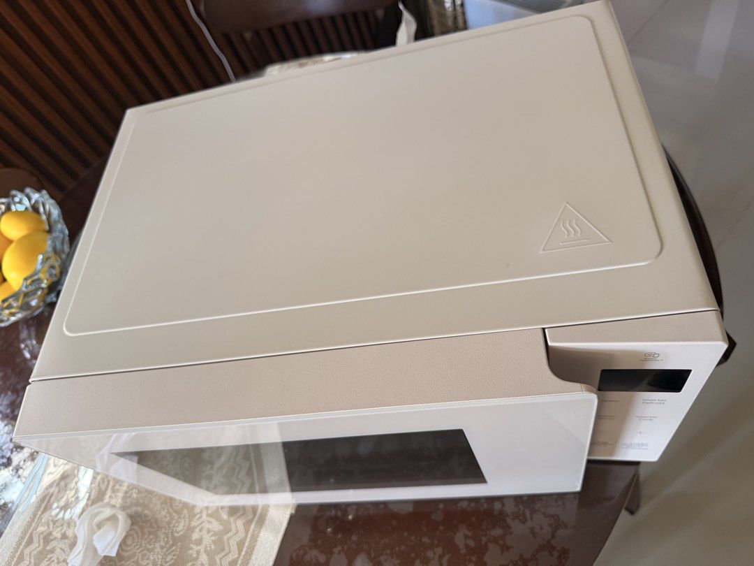 LG Inverter Microwave Oven White (Category: Ovens & Toasters) located in Muntinlupa City. Submitted by rnrsnpstr (Listing ID 1470397581, Image 3). Description: - Brand/Model: LG Countertop Microwave - Color/Design: Clean white finish with a sleek glass front and minimalist aesthetic - Controls: Easy-to-use right-side touch panel with a clear digital display - Features: Advanced Inverter technology for precise defrosting and cooking - Condition: D
