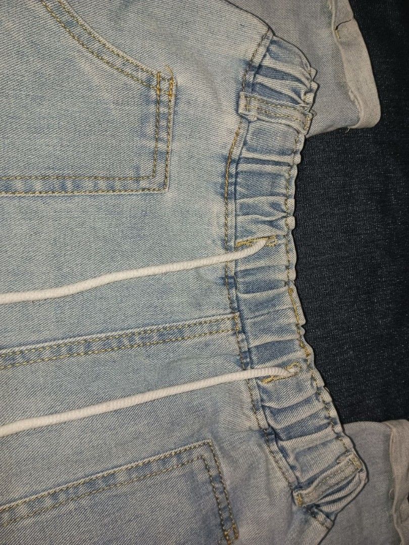 Light-wash denim jogger pants (Category: Other Bottoms) located in Manila. Submitted by superdex29 (Listing ID 1470449243, Image 2). Description: SIZE: 26 ‎LENGTH: 36 ‎USED BUT NOT ABUSE ‎RFS : NEED FUNDS ISSUE:SMALL STAIN WASHABLE ‎.