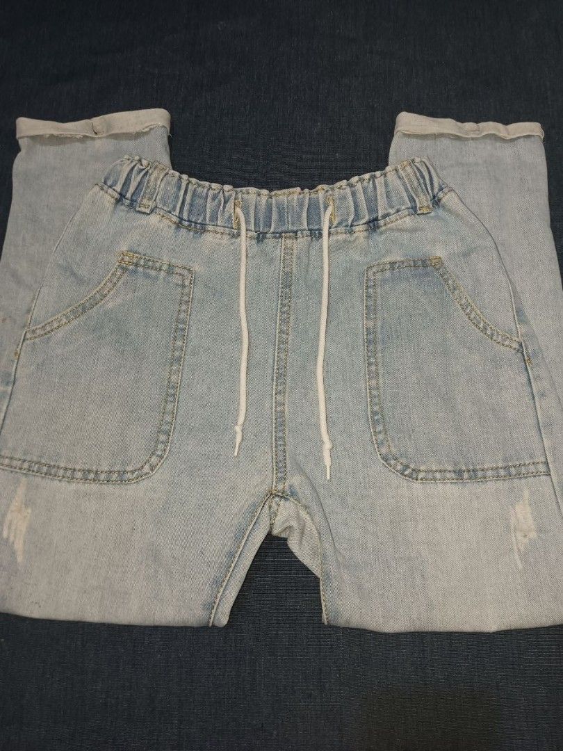 Light-wash denim jogger pants (Category: Other Bottoms) located in Manila. Submitted by superdex29 (Listing ID 1470449243, Image 1). Description: SIZE: 26 ‎LENGTH: 36 ‎USED BUT NOT ABUSE ‎RFS : NEED FUNDS ISSUE:SMALL STAIN WASHABLE ‎.