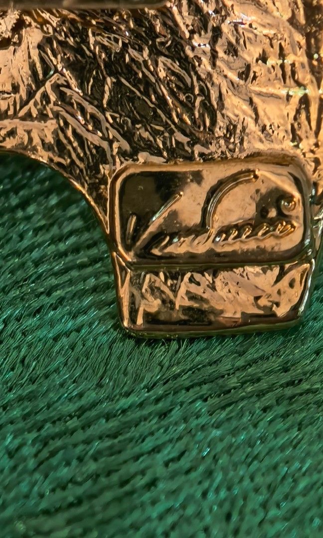 Like new Elephant brooch (Category: Brooches) located in Tuguegarao City. Submitted by zenphoenix-7ad615 (Listing ID 1470439670, Image 2). Description: Signed like new Elephant brooch.