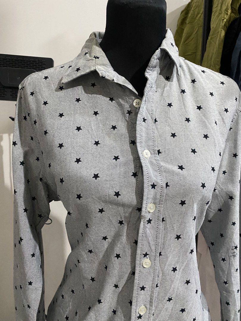 Lilbetter Gray Star Print Button Down Shirt (Category: Formal Shirts) located in Manila. Submitted by mpt99876 (Listing ID 1470497515, Image 2). Description: - Brand: Lilbetter - Color: Gray with all-over black star pattern - Style: Long sleeve button-down with classic collar - Size: L - Condition: Great piece for casual wear.