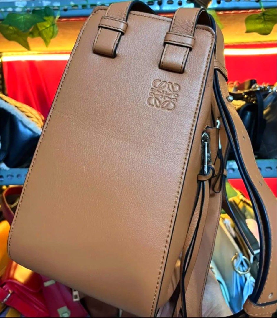 Loewe Hammock (Category: Luxury Bags & Wallets) located in Roxas City. Submitted by lynngreyartillero (Listing ID 1470555374, Image 3). Description: Loewe Hammock ykk zip grb apaka gandaaaaa🔥🔥🔥 Super gandaaaa nito mga madaaam offer lng po sa presyo apaka mahal nito! 💖💖💖🔥🔥🔥 Details posted na po offer nlng on bid po ito mahal po puhunan💖💖💖.