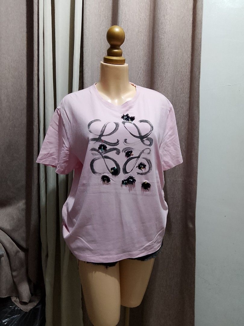Loewe Pink T-shirt Size M (Category: Shirts) located in Caloocan City. Submitted by wirlynbina94604 (Listing ID 1470512008, Image 1). Description: - Brand: Loewe - Color: Pink - Size: Medium (tag attached) - Material: 100% Cotton - Design: Anagram graphic logo with embroidered accents on the front - Fit: Regular fit, round neckline - Origin: Made in Portugal - Style: Casual wear top.
