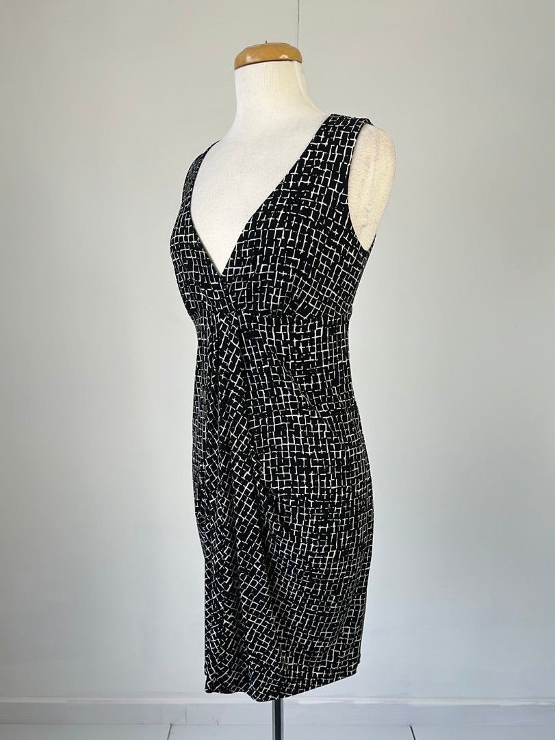 LOFT Black White Pattern V-Neck Sleeveless Dress (Category: Dresses) located in Paranaque City. Submitted by calm_youngstore7 (Listing ID 1470444297, Image 1). Description: LOFT sleeveless dress, black and white abstract grid pattern all over. V-neckline with a draped, gathered front. Straight fit through the skirt. Length measures thirty-two inches, pit to pit is sixteen inches. Brand tag attached at the back neckline..