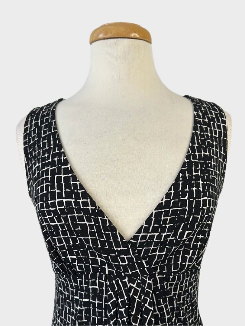 LOFT Black White Pattern V-Neck Sleeveless Dress (Category: Dresses) located in Paranaque City. Submitted by calm_youngstore7 (Listing ID 1470444297, Image 3). Description: LOFT sleeveless dress, black and white abstract grid pattern all over. V-neckline with a draped, gathered front. Straight fit through the skirt. Length measures thirty-two inches, pit to pit is sixteen inches. Brand tag attached at the back neckline..