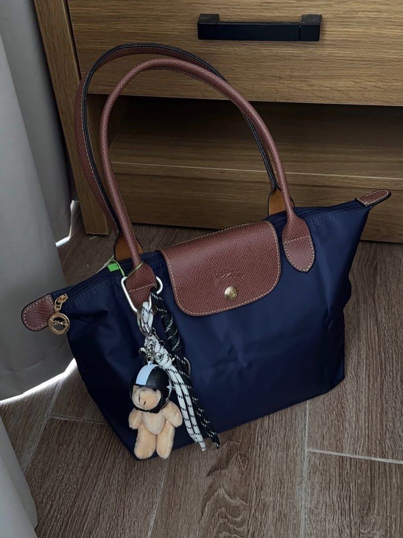 Long champ le pliage Navy Tote Bag (Category: Tote Bags) located in Manila. Submitted by iiconic.coo (Listing ID 1470453055, Image 1). Description: .