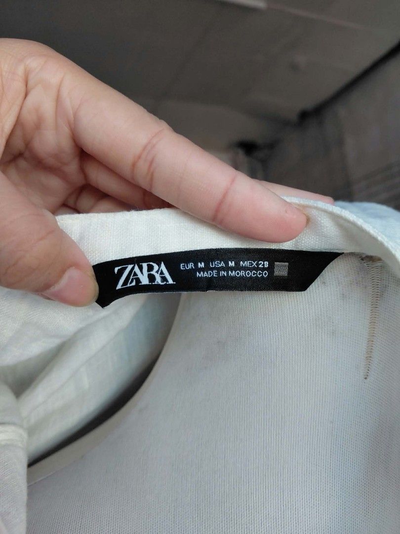 Long sleeve (Category: Longsleeves) located in Manila. Submitted by rubymielbona (Listing ID 1470440844, Image 2). Description: - Brand: ZARA - Size: Medium (EUR M / USA M / MEX 28) - Color: Off-white / Cream - Design: Long sleeve, v-neckline, front button closure, and dual chest pockets - Origin: Made in Morocco - Condition: Excellent pre-loved condition, stylish and versatile staple piece.