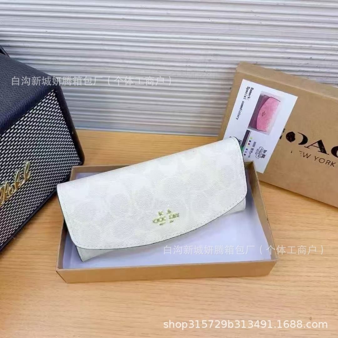 Long Wallet with box (Category: Wallets & Card Holders) located in Quezon City. Submitted by evea_08fashion (Listing ID 1470366015, Image 3). Description: .