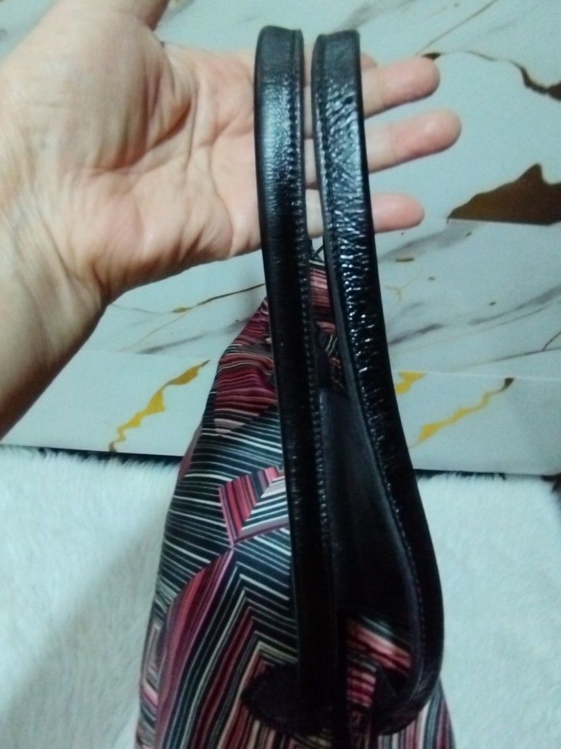 Longchamp Geometric Striped Tote Bag (Category: Tote Bags) located in Davao. Submitted by lolitfashioncorner.ph (Listing ID 1470412626, Image 3). Description: - Authentic Longchamp tote bag - Striking geometric stripe pattern in pink, black, and white - Comfortable long handles for easy shoulder wear - Secure top zipper closure with branded pull tab and YKK hardware - Classic snap flap accent - Spacious interior ideal for daily essentials - Made 