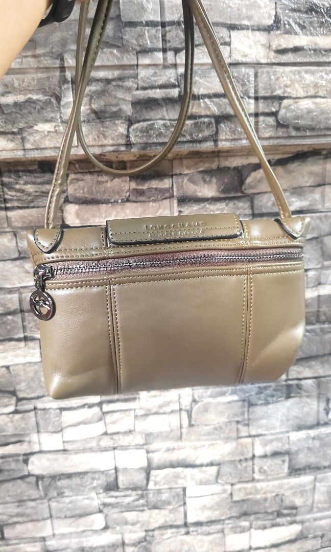 Longchmp (Category: Cross-body Bags) located in Caloocan City. Submitted by casseyann26-05661 (Listing ID 1470478444, Image 3). Description: .