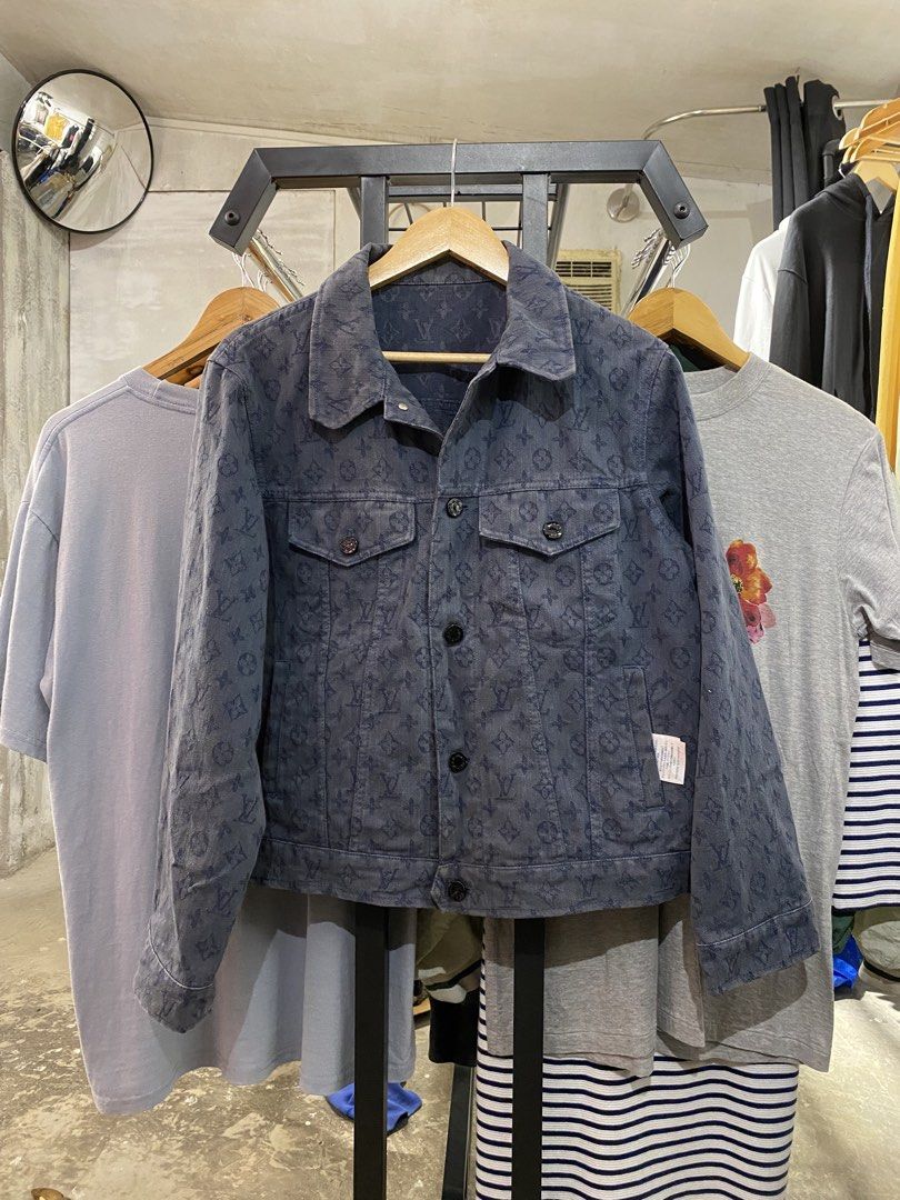 Louis vuitton (Category: Coats, Jackets and Outerwear) located in Davao. Submitted by rewornz (Listing ID 1470387304, Image 1). Description: 24/26 46 on tag 9.8 Color Rate Excellent Condition .