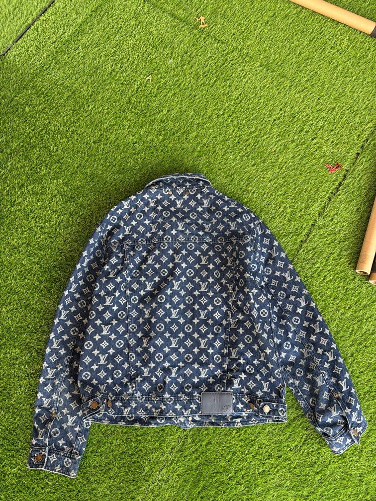 Louis Vuitton (Category: Coats, Jackets and Outerwear) located in Manila. Submitted by thrift.4k (Listing ID 1470388542, Image 2). Description: .