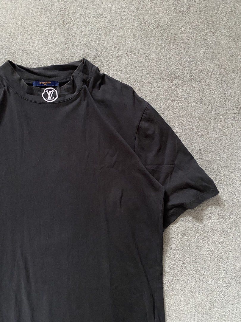 Louis Vuitton closeneck Shirt (Category: Tshirts & Polo Shirts ) located in Ozamiz City. Submitted by thriftnikael (Listing ID 1470512804, Image 2). Description: width: 21.5 length: 27.5 size: xl on tag best fit large Color rate: 9/10 Condition: 9/10 Issue: n/a .