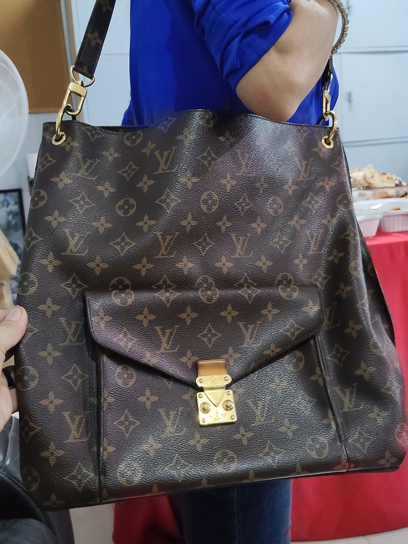 Louis Vuitton Monogram Canvas Shoulder Bag (Category: Luxury Bags & Wallets) located in Cebu City. Submitted by almzcorner (Listing ID 1470430224, Image 1). Description: - Authentic Louis Vuitton shoulder bag in classic brown monogram coated canvas - Adjustable strap equipped with secure gold-tone metal buckle hardware and eyelets - Spacious dark brown textile interior lining featuring convenient open slip pockets - Generous storage capacity for 