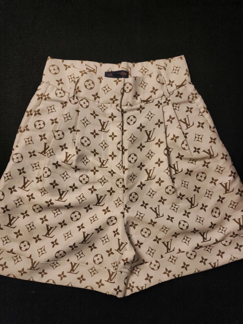 Louis Vuitton Monogram Shorts (Category: Shorts) located in San Fernando. Submitted by retro_d (Listing ID 1470548566, Image 3). Description: - Louis Vuitton Monogram Shorts - Size: W-27/L-18.5/TH-13/LO-12.5 - Condition: Excellent - Color Rate: 9.5/10 - No issue.