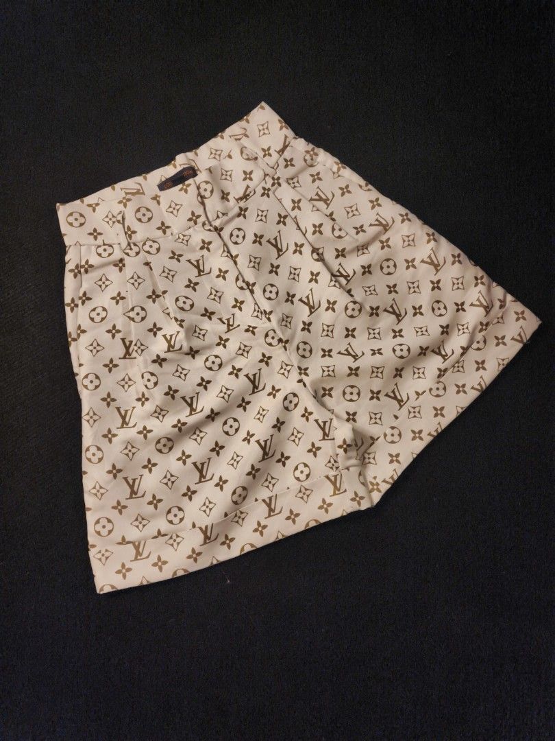 Louis Vuitton Monogram Shorts (Category: Shorts) located in San Fernando. Submitted by retro_d (Listing ID 1470548566, Image 1). Description: - Louis Vuitton Monogram Shorts - Size: W-27/L-18.5/TH-13/LO-12.5 - Condition: Excellent - Color Rate: 9.5/10 - No issue.