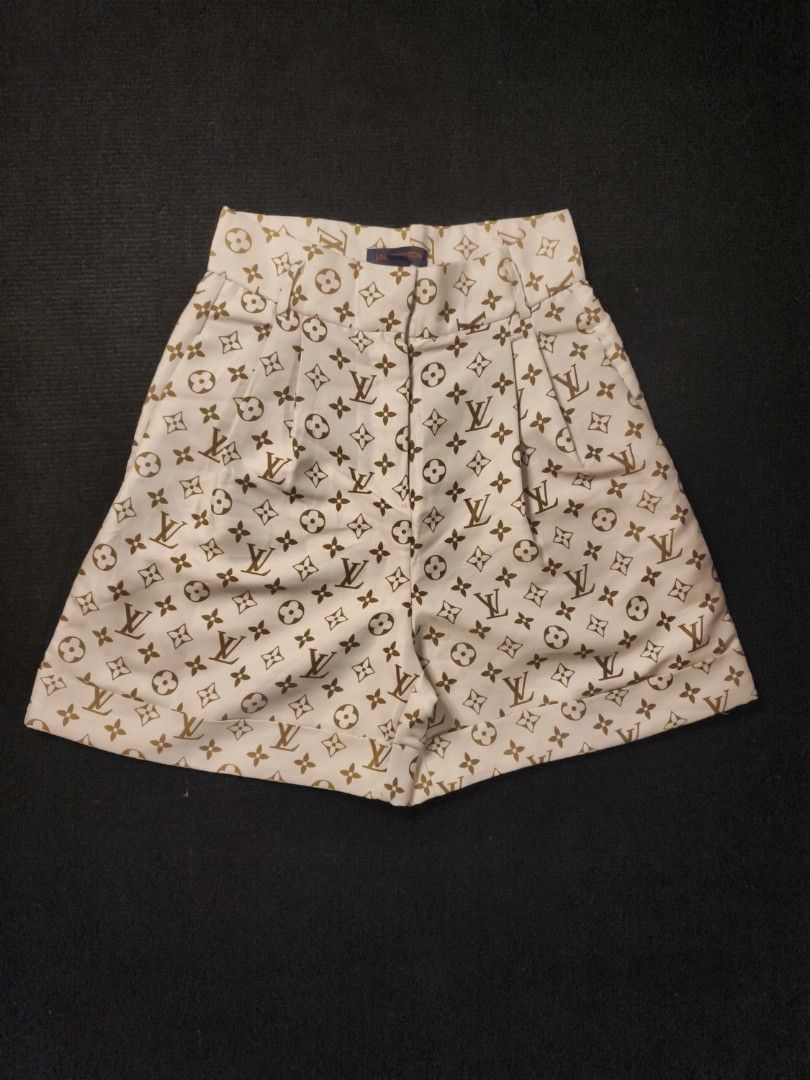 Louis Vuitton Monogram Shorts (Category: Shorts) located in San Fernando. Submitted by retro_d (Listing ID 1470548566, Image 2). Description: - Louis Vuitton Monogram Shorts - Size: W-27/L-18.5/TH-13/LO-12.5 - Condition: Excellent - Color Rate: 9.5/10 - No issue.