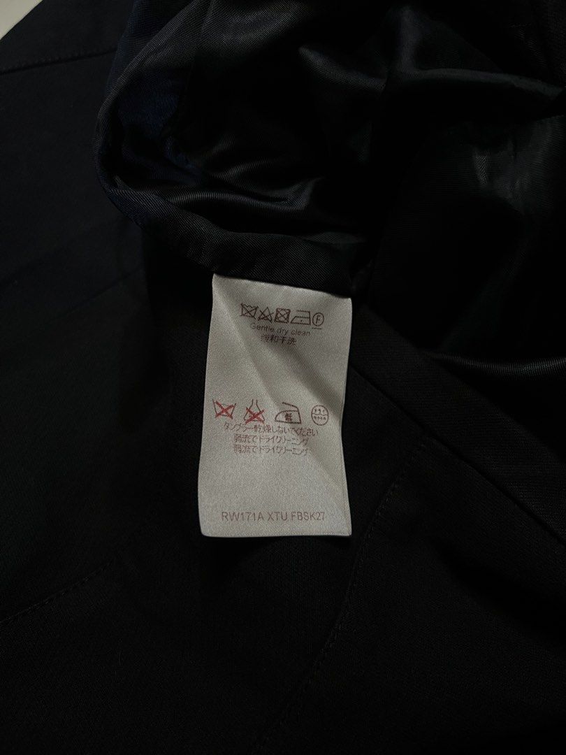 Louis Vuitton Skirt (Category: Skirts) located in Iloilo. Submitted by deric.john93 (Listing ID 1470374630, Image 3). Description: size 40 on tag no flaws with 2 pockets like new condition 9.8/10 color rate Authentic/Legit details posted 2000 iloilo city location .