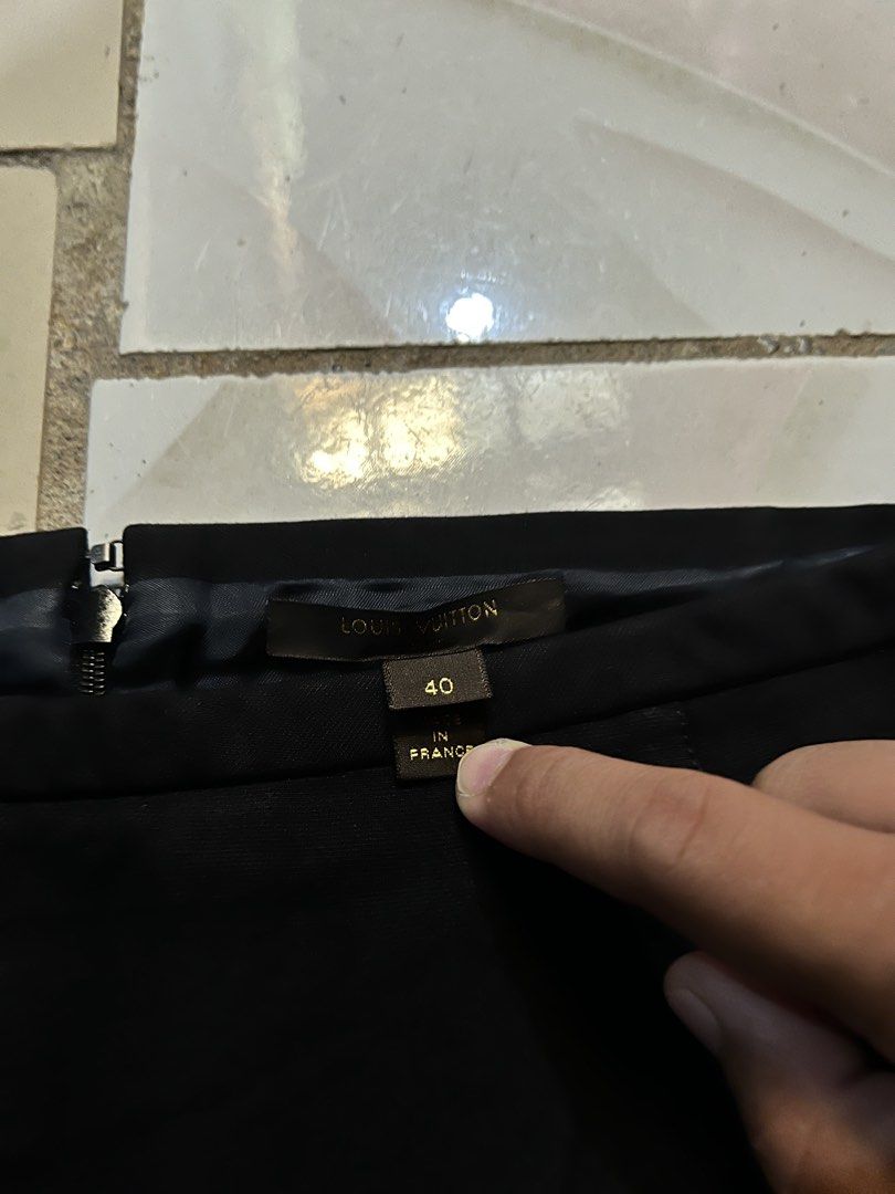Louis Vuitton Skirt (Category: Skirts) located in Iloilo. Submitted by deric.john93 (Listing ID 1470374630, Image 2). Description: size 40 on tag no flaws with 2 pockets like new condition 9.8/10 color rate Authentic/Legit details posted 2000 iloilo city location .