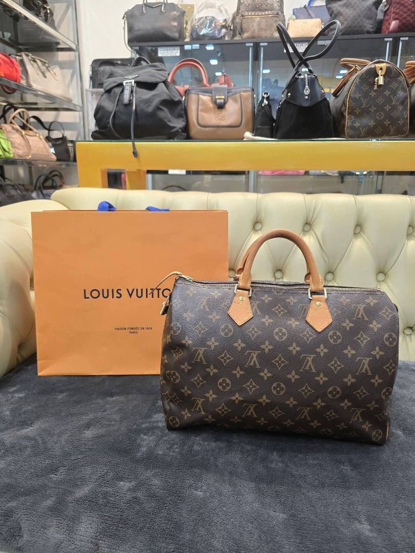 Louis Vuitton Speedy 35cm Authentic💯💯 (Category: Luxury Bags & Wallets) located in Davao. Submitted by SecondhandItems97 (Listing ID 1470452856, Image 1). Description: Includes Louis Vuitton key & padlock 🔐 & paper bag 💯💯.
