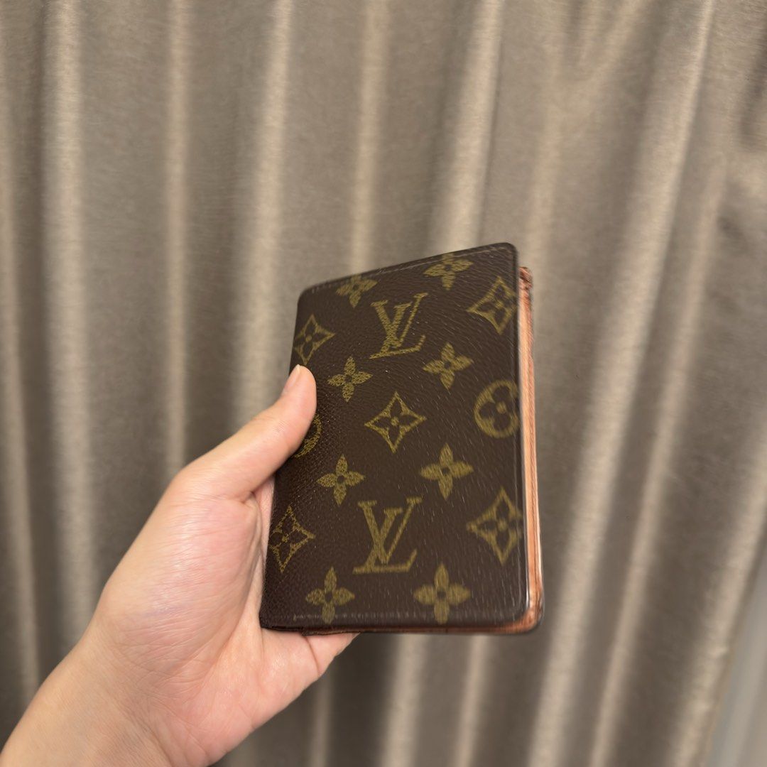 Louis Vuitton vintage passport holder (Category: Luxury Bags & Wallets) located in Quezon City. Submitted by hintstreet (Listing ID 1470517673, Image 1). Description: .