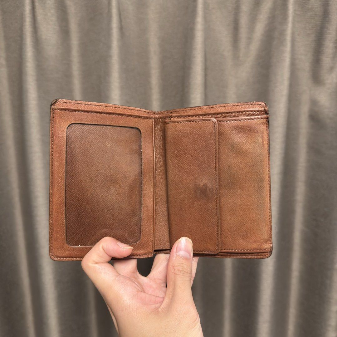 Louis Vuitton vintage passport holder (Category: Luxury Bags & Wallets) located in Quezon City. Submitted by hintstreet (Listing ID 1470517673, Image 3). Description: .