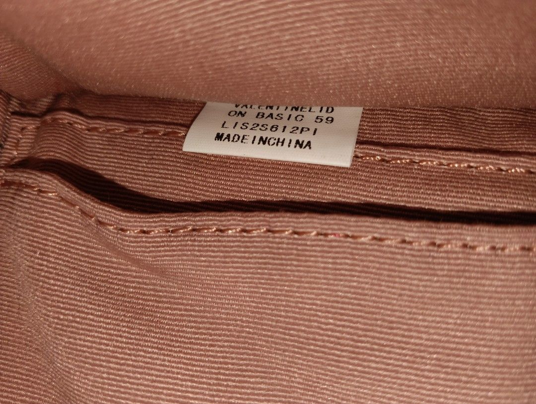 LOVCAT Crossbody Bag — Blush Pink (Category: Shoulder Bags) located in Cagayan de Oro. Submitted by warmbird-f84aab (Listing ID 1470427240, Image 3). Description: Condition: 9/10 — Well-loved, minimal signs of use ✅ No major flaws, clean inside & out Color: Blush nude / soft pink with gold hardware Material: Saffiano leather — durable & easy to clean Features: ✅ Detachable chain + leather strap — wear as crossbody, shoulder bag, or clutch ✅ Twist